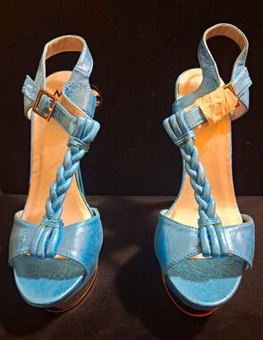 • Madison Metallic Baby Blue T-Strap Platform High Heels - Size 8 NWOB